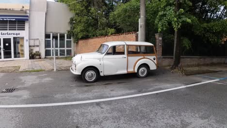 Coche-Antiguo-Con-Detalles-De-Diseño-Exterior-De-Madera.