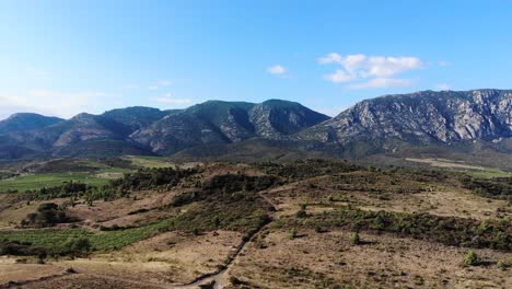 Sanfte-Berge-Mit-Freiliegenden-Felsvorsprüngen-In-Den-Französischen-Pyrenäen