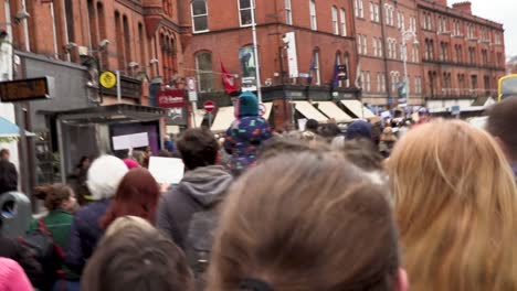 Mujeres-Caminando-Hacia-Una-Manifestación-De-Protesta-Contra-El-Abuso-Cometido-Por-Hombres-En-Dublín,-Irlanda,-Caminando-Hacia-El-Sur-Por-South-Great-Georges-St.