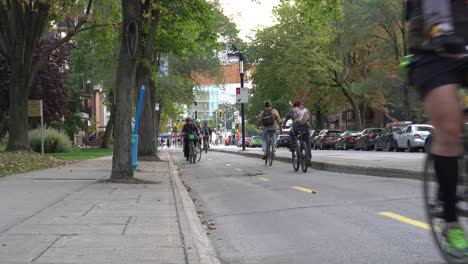 Hauptverkehrszeit-Auf-Einem-Fahrradweg-In-Montreal