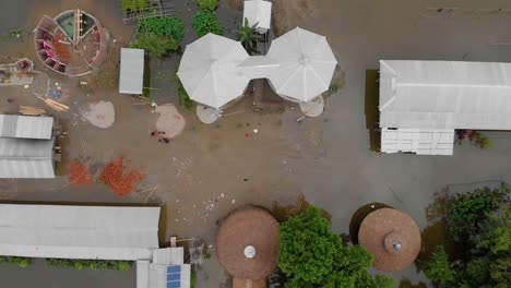 Vista-Aérea-De-Arriba-Hacia-Abajo-De-4k-Que-Revela-Una-Toma-De-Una-Escuela-En-La-Isla-Del-Río-Majuli-Sumergida-En-Las-Inundaciones-Monzónicas-De-Brahmaputra