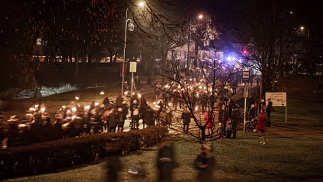 Multitud-De-Personas-Reunidas-En-Procesión-Para-Celebrar-El-Día-De-La-Proclamación-De-La-República-De-Letonia,-En-La-Ciudad-De-Cesis.