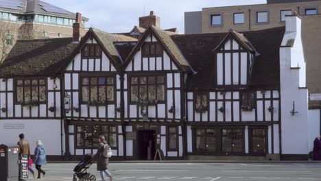 Einer-Der-ältesten-Pubs-In-York-An-Einem-Sonnigen-Tag,-Blick-Auf-Die-Straße