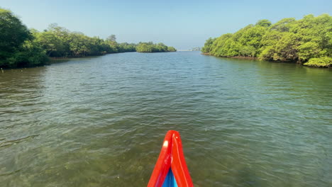 Bug-Eines-Bootes-Nähert-Sich-Dem-Ufer-Des-Talpona-Flusses-In-Goa,-Indien,-4k