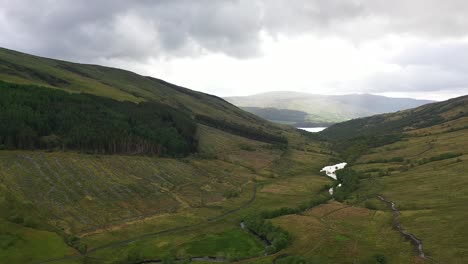 Landschaft-Des-Glen-Douglas-Valley-Im-Schottischen-Hochland,-In-Der-Nähe-Von-Loch-Lomond---Luftaufnahme-Einer-Drohne