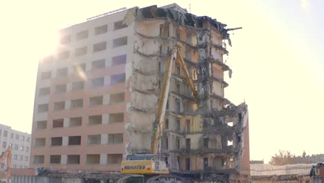 Blick-Auf-Einen-Bagger-Mit-Langem-Ausleger,-Der-Ein-Hochhaus-Abreißt