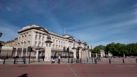 Verkehr-Vorbei-Auf-Stichstraße-Mit-An-Sonnigen-Morgen-Mit-Buckingham-Palace-Im-Hintergrund