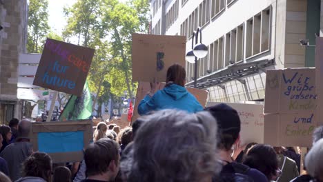 Niños-Sosteniendo-Carteles,-Protestando-Por-La-Justicia-Climática,-Colonia