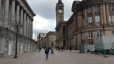 Street-view-of-Birmingham-City-Council-and-Symphony-Town-Hall-in-the-city-centre-of-Birmingham,-England-UK