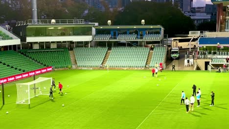 AC-Mailand-FC-Noah-Okafor-Schießt-Tor-Beim-Training-Im-Hbf-Park