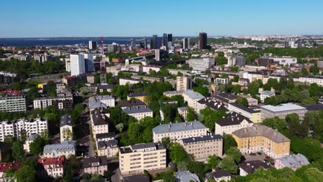 Hermosa-Vista-Aérea-De-Tallin,-Estonia,-Con-El-Moderno-Distrito-De-Negocios-Maakri-Al-Fondo