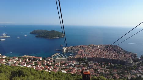 Teleférico-En-Movimiento-En-Dubrovnik,-Croacia