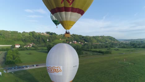 Vista-Aérea-Siguiendo-El-Globo-A-Medida-Que-Se-Eleva