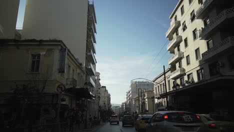 Fahrt-Mit-Dem-Auto-In-Der-Innenstadt-Von-Athen,-Gelbes-Griechisches-Taxi-Vor-Dem-Geschäftigen-Tag,-Verkehrsgebäude-Rund-Um-Griechische-Architektur,-Urbaner-Lebensstil,-Alltag-Im-Herzen-Von-Athen,-Griechenland