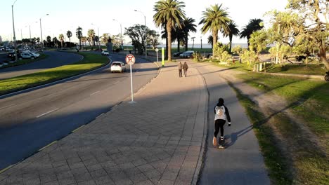 Longboard-Skate-Drone-Luftaufnahmen-Boulevard-Punta-Carretas-Montevideo-Uruguay