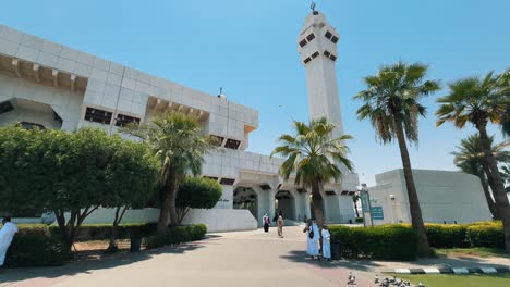 Masjid-Ayesha,-also-known-as-Masjid-at-Tan'eem,-is-a-mosque-in-the-Tan'eem-area,-about-5-miles-from-the-Masjid-al-Haram-in-Mecca,-Saudi-Arabia