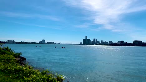 Panoramablick-Auf-Detroit-Riverfront-Vom-Belle-Isle-Island-Park-An-Einem-Sonnigen-Tag-Mit-Klarem-Himmel