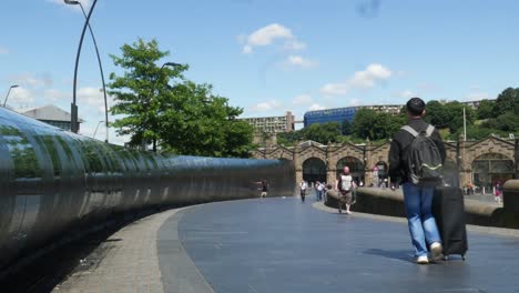 Gente-Caminando-Hacia-Y-Desde-La-Estación-De-Tren-De-Sheffield-Servicio-De-Transporte-De-Día-Soleado-De-Verano-4k-25p