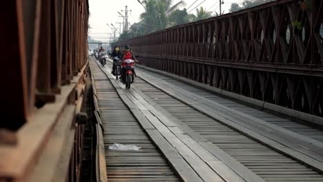 El-Antiguo-Puente-De-La-Francia-Colonial-Todavía-Se-Usa-En-Luang-Prabang,-Solo-Se-Permite-Cruzar-En-Motocicleta