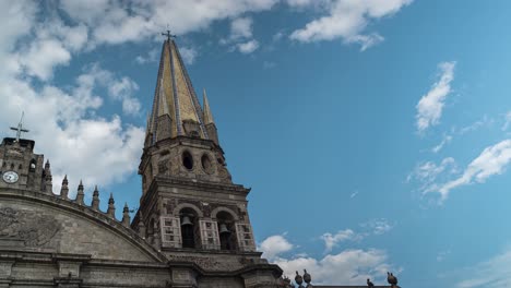 Lapso-De-Tiempo-De-La-Hermosa-Catedral-De-Guadalajara-Jalisco-México-Con-Las-Nubes-Pasando-Rápido