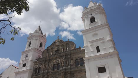 Metropolitan-Cathedral-in-Casco-Viejo,-Panama-City,-under-a-clear-blue-sky