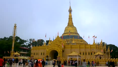 Atracciones-Turísticas-En-El-Parque-Lumbini-Del-Norte-De-Sumatra