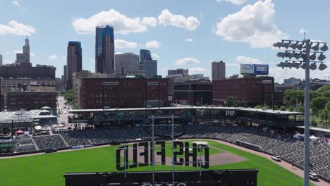 Toma-Aérea-Del-Estadio-Vacío-Chs-Field-St-Paul-Minnesota-Durante-El-Día-