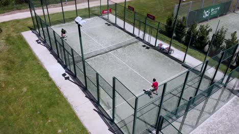 Zwei-Junge-Männer-Spielen-Paddle-Tennis-Auf-Einem-Freiluftplatz-In-Salamanca,-Spanien