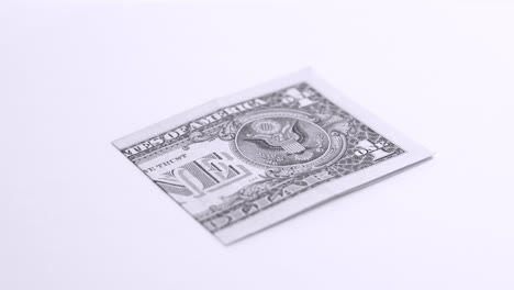 Un-Dolar-Gira-Sobre-Fondo-Blanco-En-Estudio-Fotográfico-En-Blanco-Y-Negro