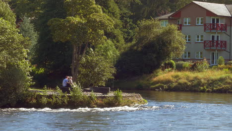 Paar-Auf-Parkbank-Am-Fluss