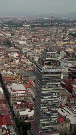 Toma-Aérea-Del-Centro-De-Cdmx,-Con-La-Torre-Latina-En-Primer-Plano,-Modo-Vertical