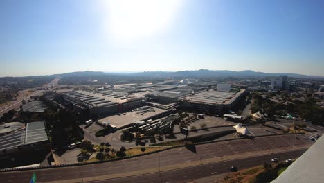 View-of-an-urban-area,-with-vehicles-passing-on-a-modern-highway