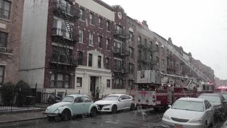 Camión-De-Bomberos-Con-Escalera-En-Brooklyn-Ayudando-Con-Un-Accidente-De-Incendio-Cónico-Bajo-Fuertes-Nevadas