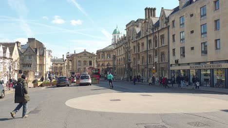 People,-locals-and-tourist,-and-cyclist-exploring-the-heritage-streets-of-Oxford-City-in-England-UK