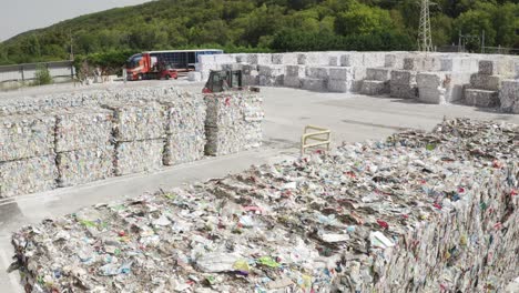 Abfälle-Stapeln-Sich-In-Müllbehandlungsanlage-In-Frankreich