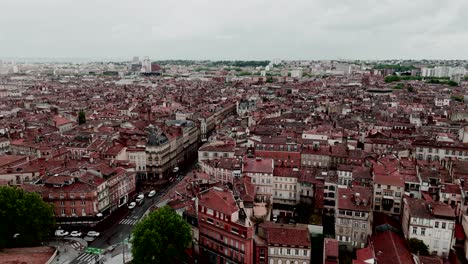 Wide-aerial-view-of-Pont-Neuf-and-the-historic-rooftops-of-Toulouse,-France