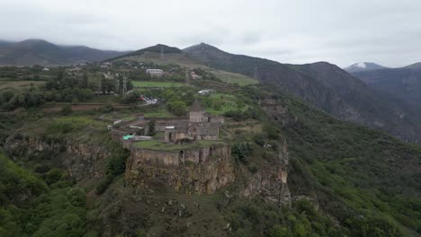 Luftaufnahmen-Des-Tatev-Klosters-Aus-Dem-9.-Jahrhundert-Auf-Einer-Canyon-Klippe-In-Armenien