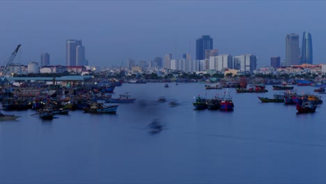 Lapso-De-Tiempo-De-Noche-A-Día-Del-Antiguo-Puerto-De-Da-Nang-Vietnam-Destino-De-Viaje-De-Vacaciones-Con-Un-Tradicional-Barco-De-Pescadores-De-Madera