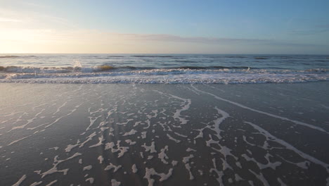 Olas-Del-Océano-Rompiendo-En-La-Playa-Por-La-Mañana