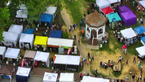 Bunte-Stände-Mit-Menschen-Herumlaufen-Auf-Dem-50.-Jährlichen-Hartriegel-Festival-In-Siloam-Springs,-Arkansas