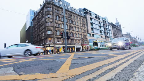 Autobuses-Y-Automóviles-Circulando-Por-La-Intersección-En-Edimburgo,-Escocia.