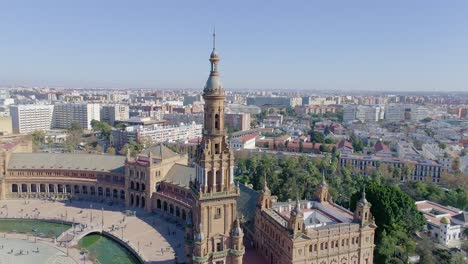 Vertikaler-Anstieg-über-Einem-Der-Türme-Der-Plaza-Espana