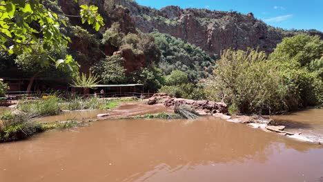 Estanque-De-Río-Con-Agua-Sucia-Cerca-De-Las-Cataratas-De-Ouzoud-En-Marruecos,-Norte-De-África