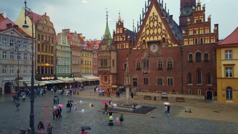 Zeitraffer-Des-Marktplatzes-In-Der-Altstadt-Von-Breslau-Während-Eines-Geschäftigen-Tages,-Wolken-Und-Regen