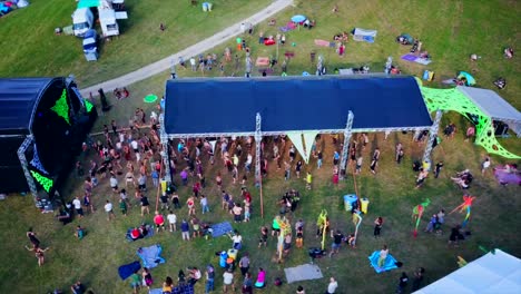 Festival-Mit-Tanzenden-Menschen-Vor-Einer-Bühne-Im-Schweizer-Jura-Mit-Der-Drohne-Aus-Der-Luft-Gefilmt