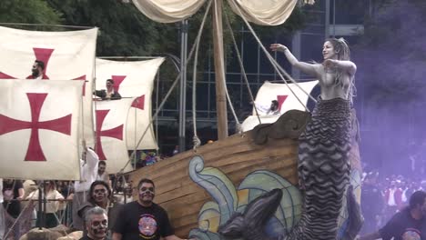 Durante-El-Tradicional-Desfile-Del-Día-De-Muertos-En-México,-Un-Barco-Con-Una-Sirena-Pasa-Al-Frente.