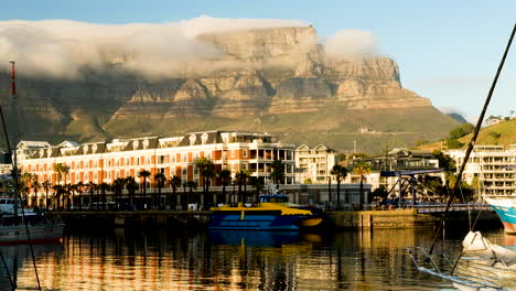 Blick-Auf-Den-Berühmten-Tafelberg-Von-Der-Marina-Im-Hafen-Von-Kapstadt