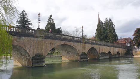 Scenic-view-of-the-River-Thames-flowing-under-stone-arch-bridge-in-market-town-of-Wallingford,-Oxfordshire,-England-UK