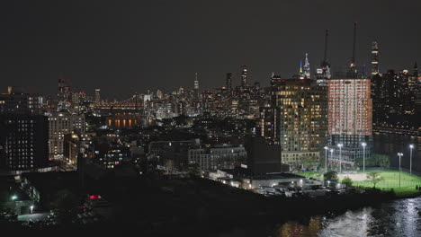 NYC-New-York-Luftaufnahme-V276-Überflug-über-Hallets-Point-In-Astoria-Queens-Mit-Aufnahme-Von-Roosevelt-Island-Und-Der-Nächtlichen-Stadtlandschaft-Der-Upper-East-Side-Von-Manhattan-über-Den-East-River-–-Aufgenommen-Mit-Inspire-3-8k-–-September-2023