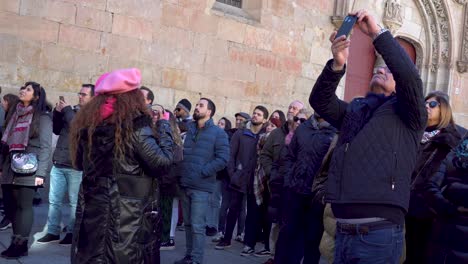 Salamanca,-Spain---December-7,-2019:-Tourist-guide-making-a-free-tour-to-the-visitors-of-Salamanca,-explains-the-origin-of-the-buildings-and-past-cultural-events